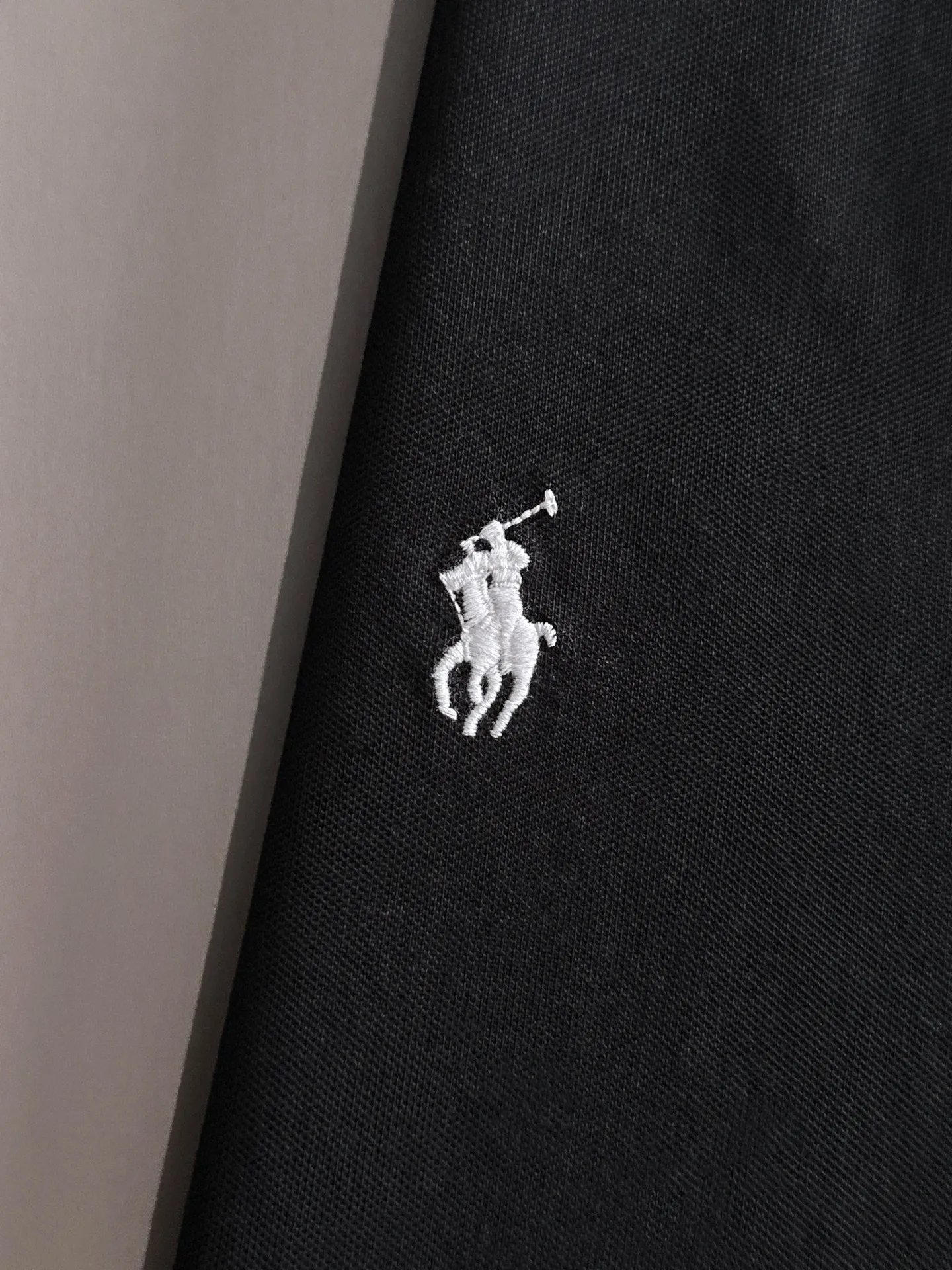 P190 🌸 (Always available) Ralph Lauren [High quality] Distinguished from ordinary fabrics on the market Men's pure cotton business casual solid color Short-sleeved T-shirt Lapel Polo shirt Men's summer essentials ✔ In a man's wardrobe, polo shirts must occupy an important place! When it comes to polo shirts made of pure cotton, Ralph Lauren is the perfect choice for comfort and quality ✔ The first choice for high quality! Classic basics that will never go out of style! Designed with classic solid colors, each color can easily match various occasions! Made of 240g pure cotton pique fabric, it is skin-friendly, comfortable and has good breathability, making summer wear refreshing and worry-free! The right shoulder style modifies the shoulder shape, enhances the style and temperament, and perfectly fits everyone's needs! Whether it is daily travel or business occasions, it is easy and versatile! The feeling of relaxation is even better. Everywhere you look, there are texture details! There are many colors to choose from, from stable dark colors to dynamic light colors, meeting the needs of different occasions! Exquisite workmanship, the improvement of one's own image is the pursuit of quality of life! , the details of the turning and wiring are also the original factory craftsmanship. Needless to say, the quality is after all, it is something from the original factory... If you like it, don’t miss it! For men, this type of short-sleeved Polo shirt is naturally indispensable!  All three standards are complete! Simple business casual essentials! Color: Black White Gray Royal Blue Size: M-2XL